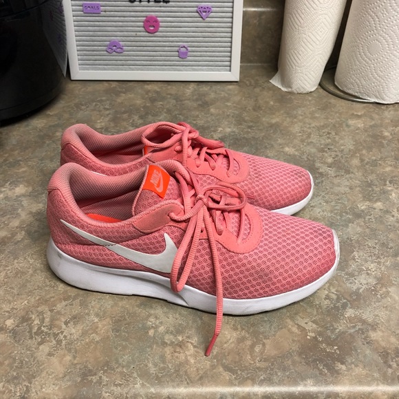 Pink/ Coral Nike SB size 9 women’s - Picture 2 of 5